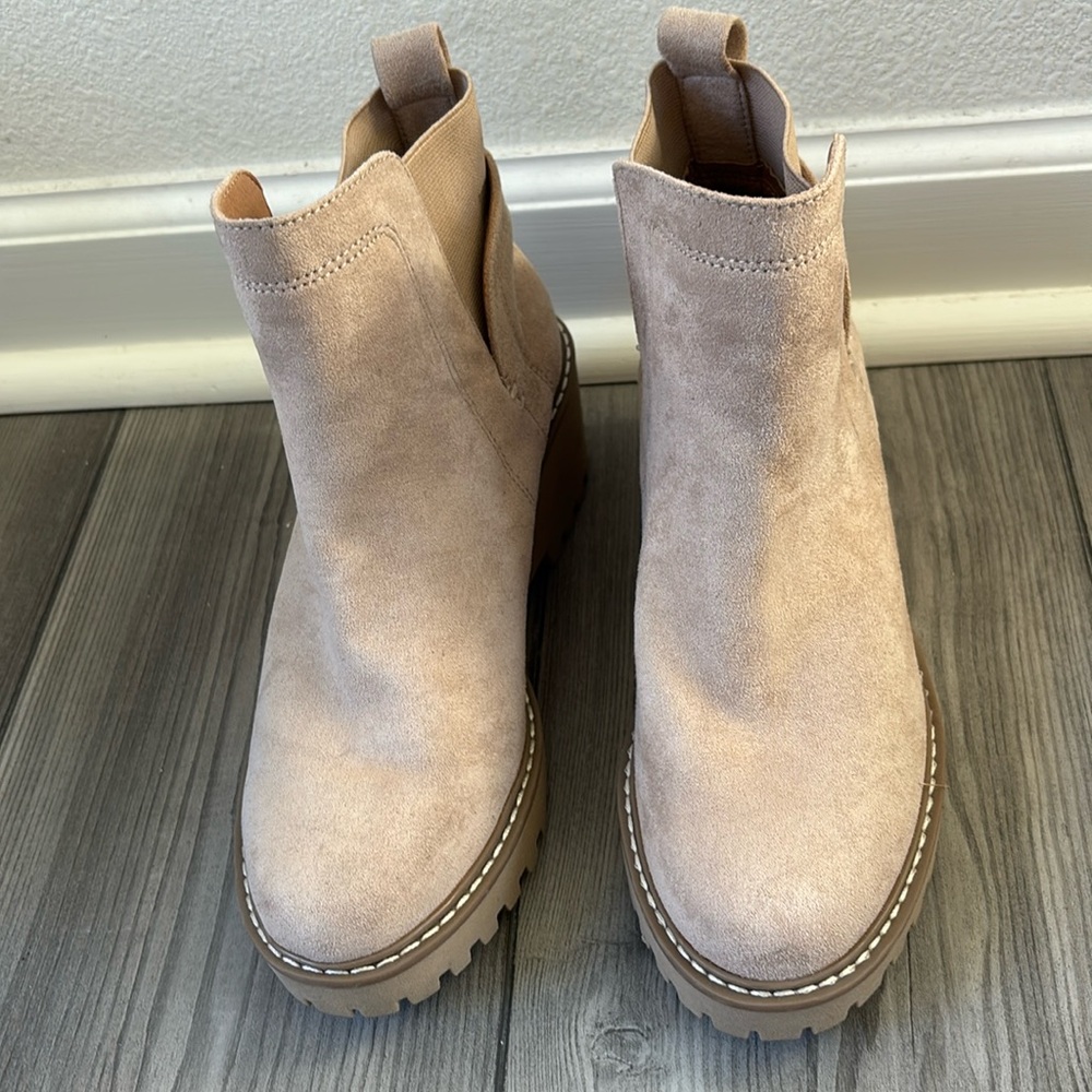 Dv By Dolce Vita Rielle Wedge Ankle Boots In Natural Dune